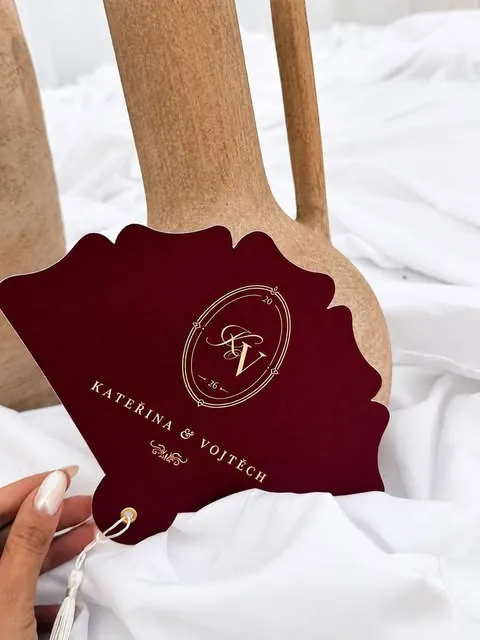 Bordó svatební vějíř se zlatým monogramem a střapcem