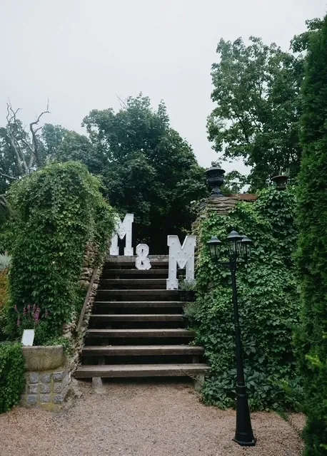 Iniciály v zahradě